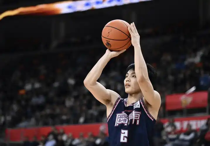 麦考尔被裁？广东新援或敲定，213公分，曾效力于热火，已抵达中国|麦考伊|布兰登·麦科伊|广东男篮|杜锋|广东宏远_新浪体育_新浪新闻